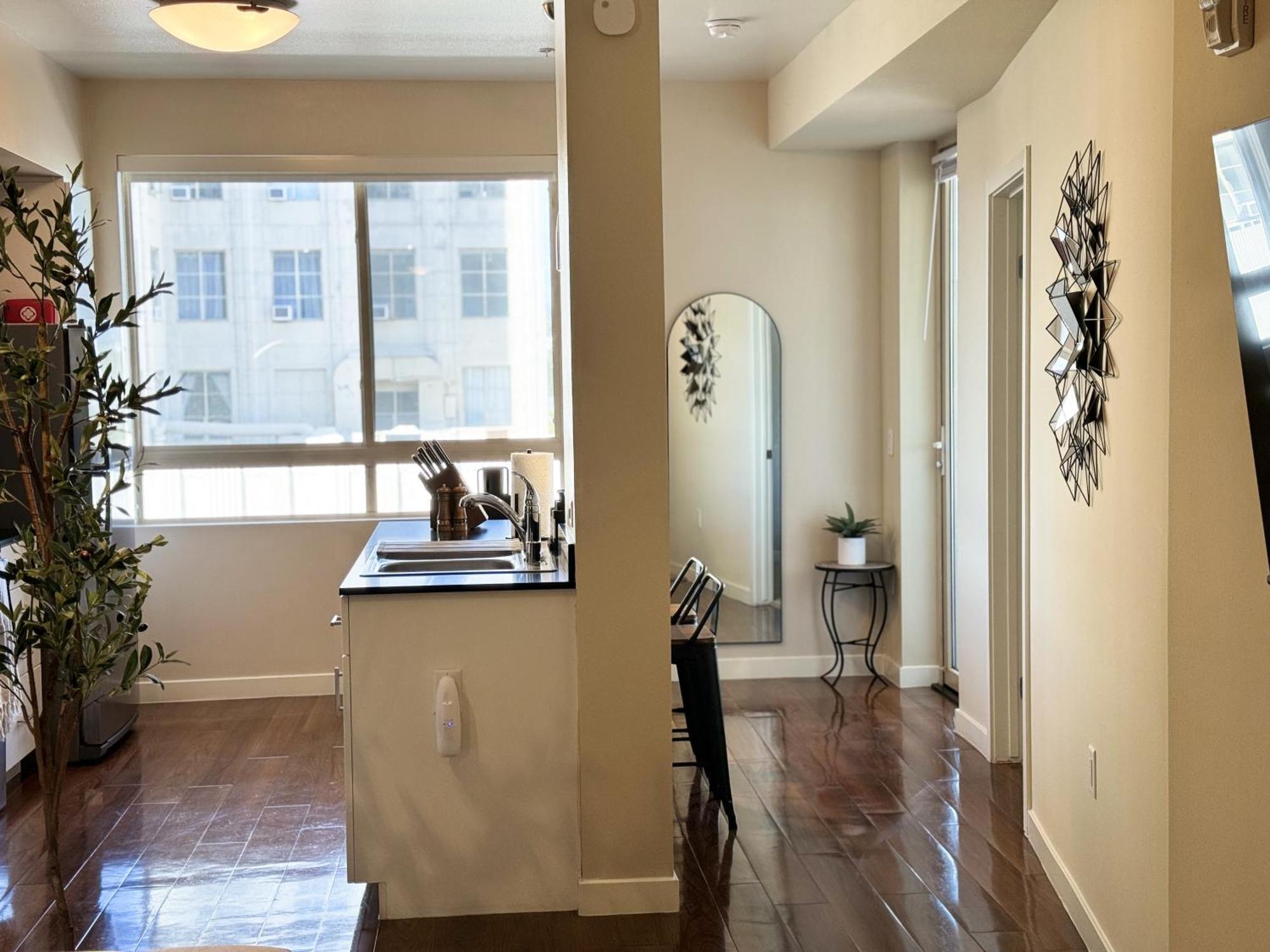 Stylish In La With Parking Apartment